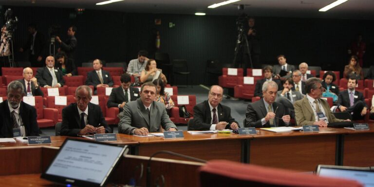 Especialista em higiene ocupacional analisa estudos e regulamentação sobre campos eletromagnéticos